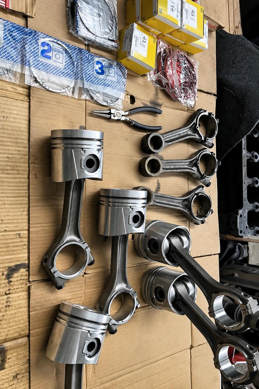 Pistões e bielas de motor preparados para montagem