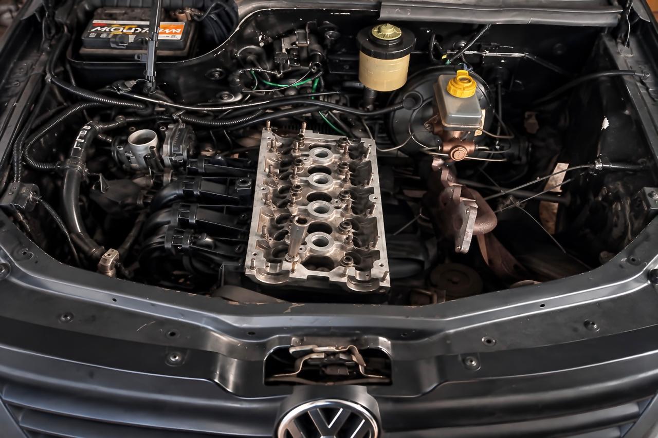 Motor aberto no veículo durante manutenção e reparo do cabeçote